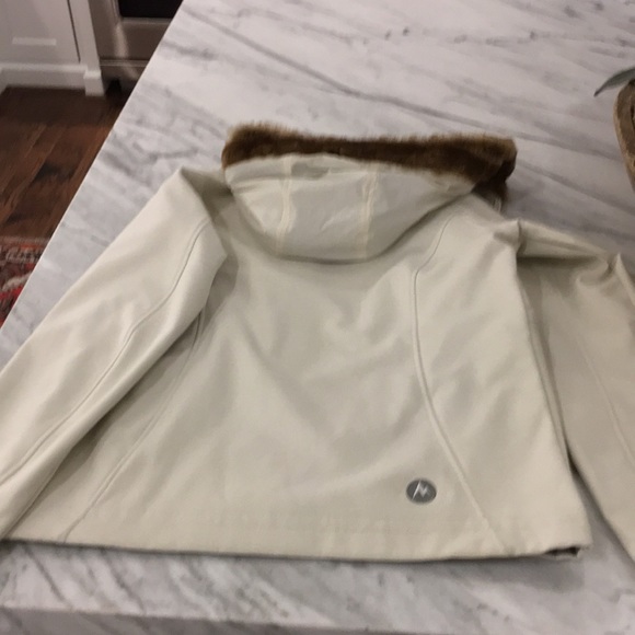 Marmot jacket with faux fur lined hood. - Picture 5 of 6